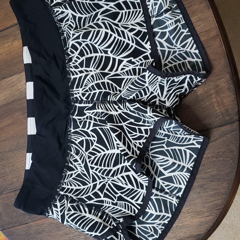 Lululemon Run Speed Short Pretty Palm Black Angel Wing Sz 6